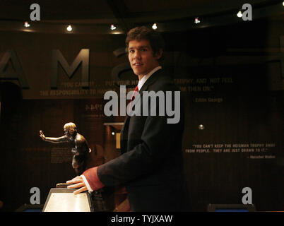 Sam Bradford von der Universität von Oklahoma steht mit der Heisman Trophy am Sports Museum of America in New York City am 13. Dezember 2008. (UPI Foto/John angelillo). Stockfoto