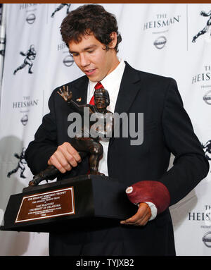 Sam Bradford von der Universität von Oklahoma hält die Heisman Trophy am Sports Museum of America in New York City am 13. Dezember 2008. (UPI Foto/John angelillo). Stockfoto