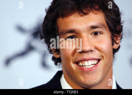 Sam Bradford von der Universität von Oklahoma spricht mit den Medien nach dem Gewinn der Heisman Trophy am Sports Museum of America in New York City am 13. Dezember 2008. (UPI Foto/John angelillo). Stockfoto