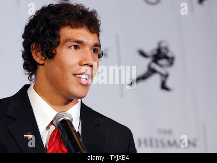 Sam Bradford von der Universität von Oklahoma spricht mit den Medien nach dem Gewinn der Heisman Trophy am Sports Museum of America in New York City am 13. Dezember 2008. (UPI Foto/John angelillo). Stockfoto