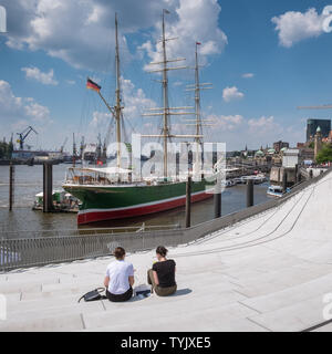 Die Rickmer Rickmers, eine komplett manipuliert 19. Jahrhundert Segelschiff öffnen, die als Erbe touristische Attraktion und Kunst Museum auf Hamburger Waterfront, Deutschland. Stockfoto