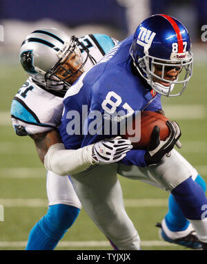 New York Giants Domenik Hixon (87) versucht, die Bekämpfung der Carolina Panthers Ken Lucas im Giants Stadium in East Rutherford, New Jersey am 21. Dezember 2008. Die Riesen besiegt die Leoparden 34-28 in den überstunden Clinchen Heimvorteil in der Nachsaison. (UPI Foto/John angelillo) Stockfoto