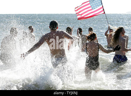 Die Menschen laufen in der kalten Wasser während trotzen eisigen Temperaturen wie Hunderte in den Tag der jährlichen Coney Island Polar Bear Club Das neue Jahr teilnehmen Schwimmen auf Coney Island am 1. Januar 2009 in New York City. (UPI Foto/Monika Graff) Stockfoto