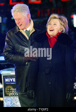 Der ehemalige Präsident Bill Clinton und seine Frau US-Senatorin Hillary Rodham Clinton (D-NY) um Mitternacht im Times Square während die Silvesterfeier am 31. Dezember 2008 in New York City. (UPI Foto/Monika Graff) Stockfoto