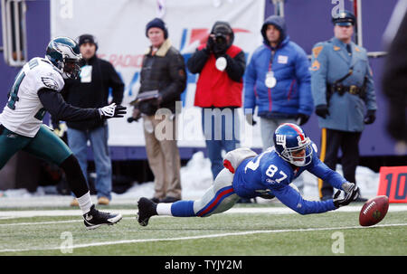 New York Giants Domenik Hixon (87) kann nicht für das Halten an einem Pass im zweiten Quartal des NFC Divisional Playoff Spiel gegen die Philadelphia Eagles im Giants Stadium in East Rutherford, New Jersey am 11. Januar 2009. Die Adler besiegten die Riesen 23-11 und in das NFC Championship Game. (UPI Foto/John angelillo) Stockfoto