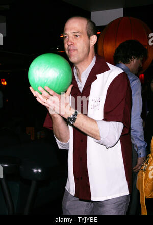 Anthony Edwards nimmt Teil an der 22. jährlichen All-Star Bowling das zweite Bühne Theater Klassiker an Lucky Strike Lanes und Lounge in New York am 2. Februar 2009. (UPI Foto/Laura Cavanaugh) Stockfoto