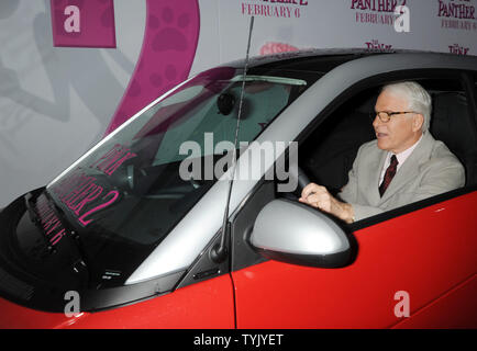 Schauspieler Steve Martin fährt in die New Yorker Premiere seines Films "The Pink Panther 2' im Ziegfeld Theatre am 3. Februar 2009. (UPI Foto/Ezio Petersen) Stockfoto