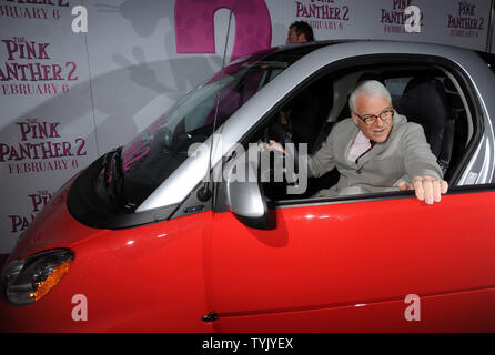 Schauspieler Steve Martin fährt in die New Yorker Premiere seines Films "The Pink Panther 2' im Ziegfeld Theatre am 3. Februar 2009. (UPI Foto/Ezio Petersen) Stockfoto