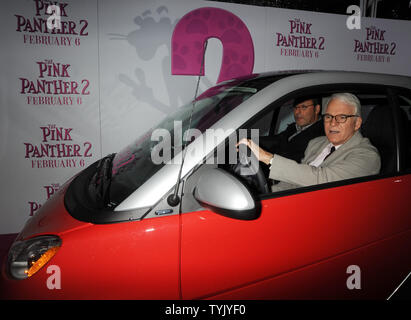 Schauspieler Steve Martin fährt in die New Yorker Premiere seines Films "The Pink Panther 2' im Ziegfeld Theatre am 3. Februar 2009. (UPI Foto/Ezio Petersen) Stockfoto