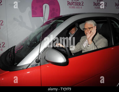 Schauspieler Steve Martin fährt in die New Yorker Premiere seines Films "The Pink Panther 2' im Ziegfeld Theatre am 3. Februar 2009. (UPI Foto/Ezio Petersen) Stockfoto