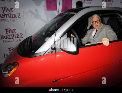 Schauspieler Steve Martin fährt in die New Yorker Premiere seines Films "The Pink Panther 2' im Ziegfeld Theatre am 3. Februar 2009. (UPI Foto/Ezio Petersen) Stockfoto