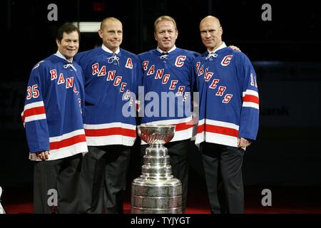 New York Rangers Mike Richter, Adam Graves, Brian Leetch und Mark Messier (R) stehen vor der Stanley Cup nach Graves' Nr. 9 zurückgezogen wird und die von den Dachsparren auf Adam Graves Nacht hing im Madison Square Garden in New York City am 3. Februar 2009. (UPI Foto/John angelillo) Stockfoto