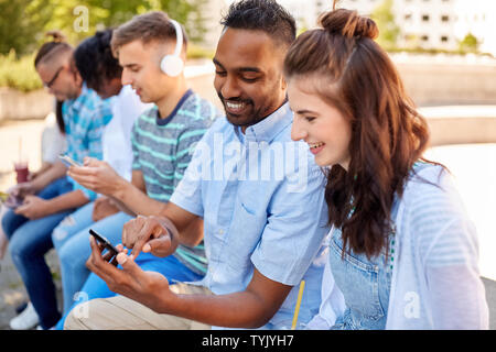 Freunde mit Smartphones und Tablet-PC in der Stadt Stockfoto