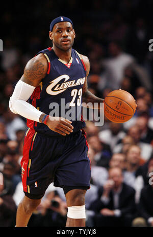 Cleveland Cavaliers LeBron James treibt die Klage gegen die New York Knicks in der ersten Hälfte im Madison Square Garden in New York City am 4. Februar 2009. Die Kavaliere besiegten die Knicks 107-102. (UPI Foto/John angelillo) Stockfoto