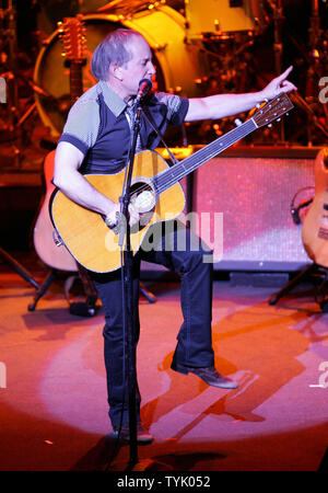 Paul Simon führt im Konzert im Beacon Theater in New York am 13. Februar 2009. (UPI Foto/Laura Cavanaugh) Stockfoto