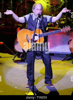 Paul Simon führt im Konzert im Beacon Theater in New York am 13. Februar 2009. (UPI Foto/Laura Cavanaugh) Stockfoto