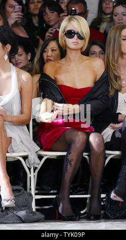 Paris Hilton sitzt in der ersten Reihe an der Jill Stewart Fashion Show im Herbst 2009 Sammlungen von Mercedes-Benz Fashion Week im Bryant Park in New York City am 16. Februar 2009. (UPI Foto/John angelillo). Stockfoto