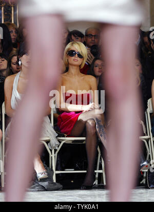 Paris Hilton sitzt in der ersten Reihe an der Jill Stewart Fashion Show im Herbst 2009 Sammlungen von Mercedes-Benz Fashion Week im Bryant Park in New York City am 16. Februar 2009. (UPI Foto/John angelillo). Stockfoto