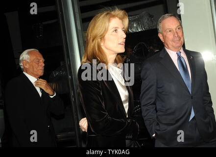 Designer Giorgio Armani (L) wird von Caroline Kennedy und der New Yorker Bürgermeister Michael Bloomberg bei der Eröffnung eines Armani/5th Avenue Concept Store in New York am 17. Februar 2009 beigetreten. (UPI Foto/Ezio Petersen) Stockfoto