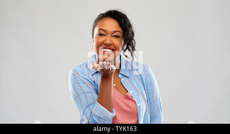 Gerne afrikanische Frau mit etwas auf der Hand Stockfoto