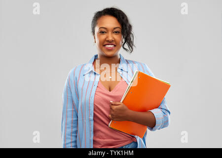 Afrikanische amerikanische Studentin Frau mit Notebooks Stockfoto