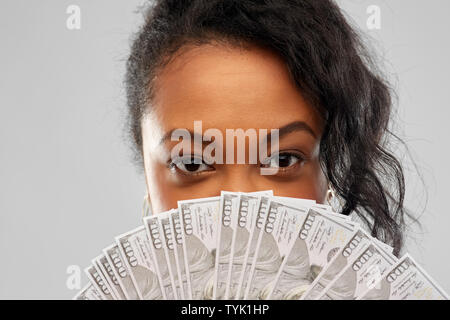 Afrikanische amerikanische Frau verstecken Gesicht hinter Geld Stockfoto