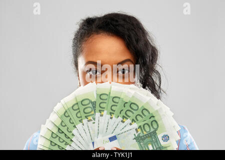 Afrikanische amerikanische Frau verstecken Gesicht hinter Geld Stockfoto