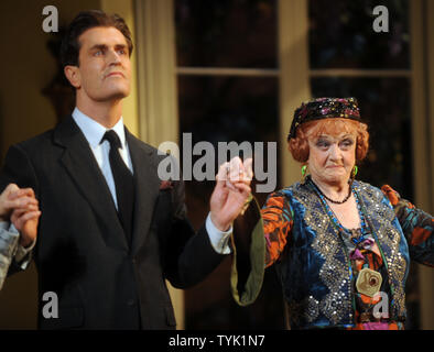 Schauspieler Rupert Everett und Angela Lansbury nehmen Ihre öffnung Nacht Curtain Call Bögen in der Broadway Produktion von Noel Coward's Play "Blithe Spirit" am 15. März 2009. (UPI Foto/Ezio Petersen) Stockfoto