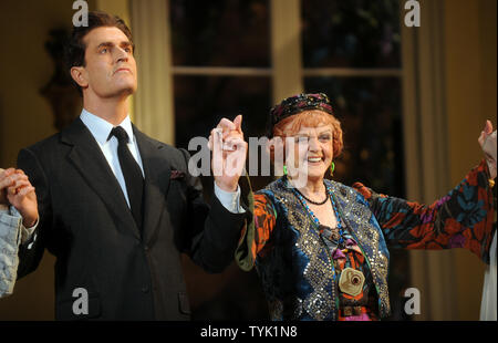 Schauspieler Rupert Everett und Angela Lansbury nehmen Ihre öffnung Nacht Curtain Call Bögen in der Broadway Produktion von Noel Coward's Play "Blithe Spirit" am 15. März 2009. (UPI Foto/Ezio Petersen) Stockfoto