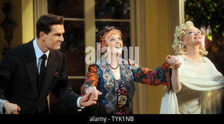 Schauspieler Rupert Everett, Angela Lansbury und Christine Ebersole (L, R) nehmen Ihre öffnung Nacht Curtain Call Bögen in der Broadway Produktion von Noel Coward's Play "Blithe Spirit" am 15. März 2009. (UPI Foto/Ezio Petersen) Stockfoto