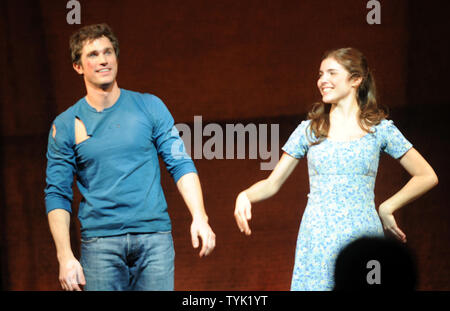 Schauspieler Matt Cavenaugh und Josefina Scaglione nehmen Ihre öffnung Nacht Curtain Call Bögen wie Maria und Tony in der Wiederbelebung Broadway Produktion von 'West Side Story' am 19. März 2009. (UPI Foto/Ezio Petersen) Stockfoto