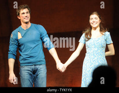 Schauspieler Matt Cavenaugh und Josefina Scaglione nehmen Ihre öffnung Nacht Curtain Call Bögen wie Maria und Tony in der Wiederbelebung Broadway Produktion von 'West Side Story' am 19. März 2009. (UPI Foto/Ezio Petersen) Stockfoto