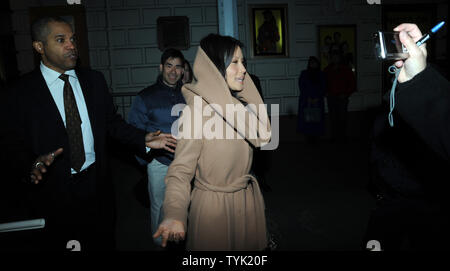 Security Escort Schauspielerin Lucy Liu, nachdem Sie die Öffnung nacht Leistung des Broadway Spiel "Gott des Gemetzels" in New York am 22. März 2009 besucht. (UPI Foto/Ezio Petersen) Stockfoto