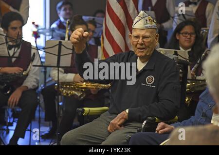 Pensionierte Sgt. Allen G. Holz, United States Army, feiert während eines Veterans Day Feier Nov. 12, 2016 in Spokane Veteranen nach Hause. Holz wurde durch die Bekämpfung der Veteranen Motorrad Association für seine Jahre im Dienst der US-Armee geehrt mit der Präsentation einer handgefertigten shadow Box anzeigen Medaillen während der Zeit der Wood's Service empfangen. Stockfoto