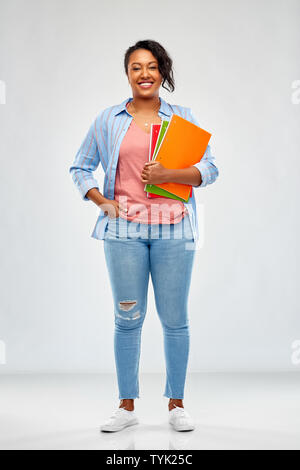 Afrikanische amerikanische Studentin Frau mit Notebooks Stockfoto