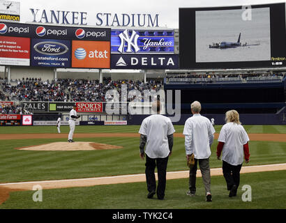 Jeffrey Skyles, Captain Chesley Sullenberger von Ully' und Doreen Welch (R) gehen Sie zu den Krügen Damm vor dem Kapitän Sullenberger, wirft den ersten Pitch an der New York Yankees, Chicago Cubs Spiel im Yankee Stadium in New York City am 4. April 2009. (UPI Foto/John angelillo) Stockfoto