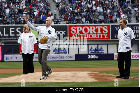 Doreen Welch und Jeffrey Skyles watch Captain Chesley Sullenberger von Ully' werfen den ersten Pitch vor der New York Yankees die Chicago Cubs im Yankee Stadium in New York City am 4. April 2009 spielen. (UPI Foto/John angelillo) Stockfoto