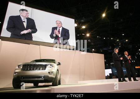 Frank O. Klegon (L), Vice President der Produktentwicklung für Chrysler LLC, hört wie Jim Press, Vice Chairman und President von Chrysler, die neue Linie der Autos auf der New York International Auto Show präsentiert im Jacob Javits Convention Center am 8. April 2009 in New York City. Trotz des Abschwungs in der Wirtschaft Autohersteller versuchen, optimistisch, wie Sie Ihre neuen Produkte während der Woche enthüllen - lange zeigen zu halten. (UPI Foto/Monika Graff) Stockfoto