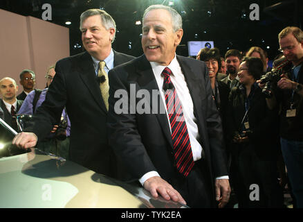 Frank O. Klegon (L), Vice President der Produktentwicklung für Chrysler LLC, und Jim Press, Vice Chairman und President werden durch die Medien nach Ihrer Vorstellung auf der New York International Auto Show" im Jacob Javits Convention Center am 8. April 2009 in New York City interviewt. Trotz des Abschwungs in der Wirtschaft Autohersteller versuchen, optimistisch, wie Sie Ihre neuen Produkte während der Woche enthüllen - lange zeigen zu halten. (UPI Foto/Monika Graff) Stockfoto