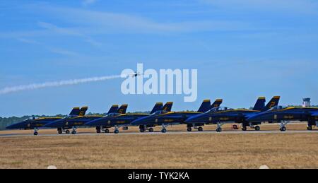 PENSACOLA, Fla (Nov. 12, 2016) ein Stunt Pilot fliegt kopfüber auf die Blue Angels stationäre Ausbildung in Naval Air Station Pensacola am 12. November 2016. Das Flugzeug war für die Masse während des Blauen Winkel 2016 Homecoming Airshow, die zum 70. Jahrestag des Blauen Engel gekennzeichnet. Stockfoto