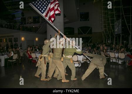 Us-Marines die Hebung der amerikanischen Flagge auf Iwo Jima reenact während des zweiten Bataillon, 23 Marine Regiment 241 Marine Corps Kugel, 07.11.12. 2016, bei der Ronald Reagan Presidential Library und Museum in Simi Valley, Calif. Zusätzlich zu feiern 241 Jahre des Korps Existenz, die finden auch die Marine Reserve Centennial gedacht, das reiche Erbe der Reserven zu ehren und zu den Beiträgen der Marines im vergangenen Jahrhundert erkennen. Stockfoto