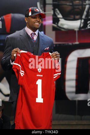 Texas Tech WR Michael Crabtree auf der Bühne steht, nach der San Francisco 49ers, ihn als den Zehnten Pick im 2009 NFL Draft in der Radio City Music Hall in New York City am 25. April 2009 auswählen. (UPI Foto/John angelillo) Stockfoto