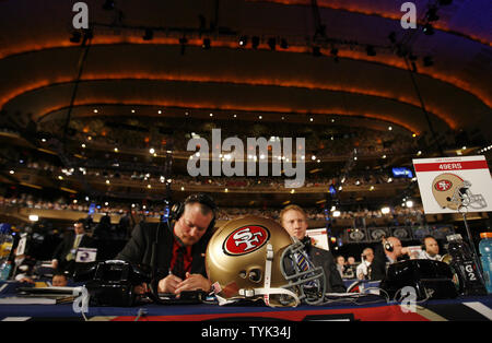 San Francisco 49ers Organisation Mitglieder Doc Dressler und Steve Risser (R) Arbeit am Schreibtisch vor dem 49ers wählen Sie Texas Tech WR Michael Crabtree als Zehnter Pick im 2009 NFL Draft in der Radio City Music Hall in New York City am 25. April 2009. (UPI Foto/John angelillo) Stockfoto
