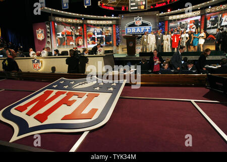 Texas Tech WR Michael Crabtree auf der Bühne steht, nach der San Francisco 49ers, ihn als den Zehnten Pick im 2009 NFL Draft in der Radio City Music Hall in New York City am 25. April 2009 auswählen. (UPI Foto/John angelillo) Stockfoto