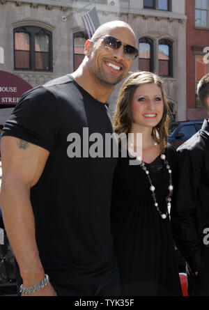 Annabeth Barnes und "Die Rock'Dwayne Johnson für das Tribeca Film Festival Premiere von "Racing Träume' an der SVA-Theater in New York am 25. April 2009 ankommen. (UPI Foto/Laura Cavanaugh) Stockfoto