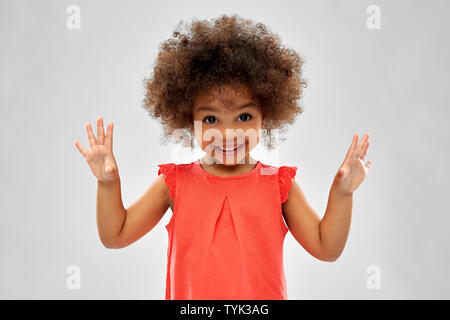 Glückliche kleine afrikanische amerikanische Mädchen über Grau Stockfoto