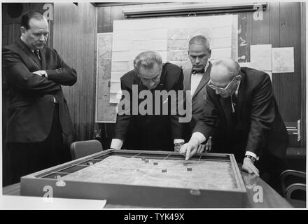 Lage Zimmer: Walt Rostow zeigt Präsident Lyndon B. Johnson ein Modell der Khe Sanh Bereich; Geltungsbereich und Inhalt: Lage: das Weiße Haus Lage Zimmer. Dargestellt: Pressesprecher Georg Christian, Präsident Lyndon B. Johnson, General Robert Ginsberg, Walt Rostow. Stockfoto