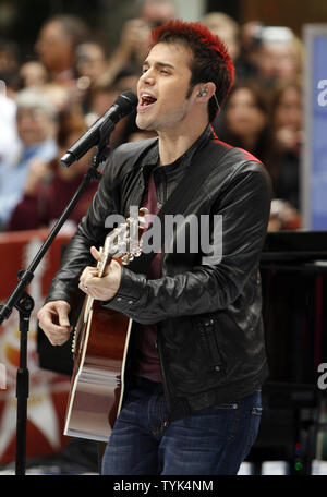 American Idol Gewinner Kris Allen führt auf der NBC Today Show live aus dem Rockefeller Center in New York City am 28. Mai 2009. (UPI Foto/John angelillo) Stockfoto