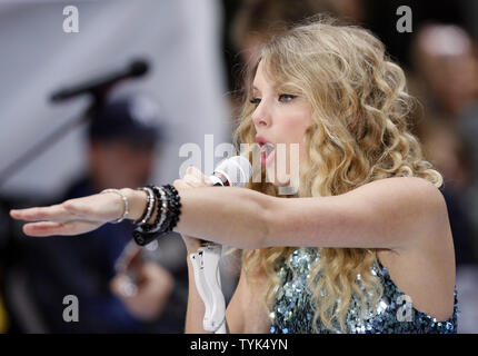 Taylor Swift führt auf der NBC Today Show live aus dem Rockefeller Center in New York City am 29. Mai 2009. (UPI Foto/John angelillo) Stockfoto