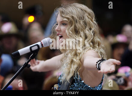 Taylor Swift führt auf der NBC Today Show live aus dem Rockefeller Center in New York City am 29. Mai 2009. (UPI Foto/John angelillo) Stockfoto